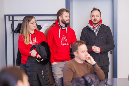 Predaja dobrodelne lesene jelke. Foto: Jaka Ivančič. 